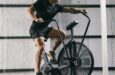 Atlet tränar på en assault bike i en funktionell träningslokal