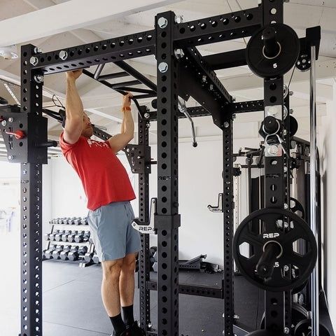 Person utför ett strikt pull-up i en träningsrigg